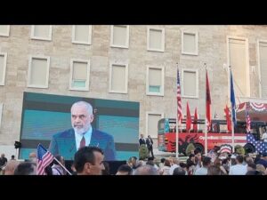 Bill Clinton e ze gjumi teksa Rama rreqeth plot servilizem ne fjalimin e tij