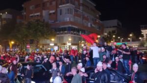 Tifozat Kuq e zi ndezin Tiranen / Shqiperia shkatrron Çekine 3 me 0