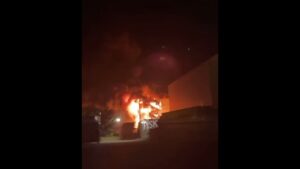 Shkrumbohet nga zjarri fabrika e bojrave, anullohet dasma dhe bllokohet autostrada nga tymi
