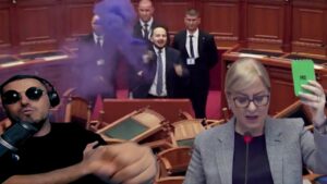 Njeri me tymse, tjetri me karrige… Si kalojne ligjet ne parlamentin shqiptar