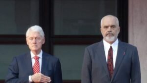 Bill Clinton ne Shqiperi, kryeministrit Rama i dridhet zeri nga emocionet