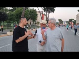 Fjalimi i Bill Clinton apo trajnimet e Ermal Mamaqit, kush do t’i zgjidhi hallet shqiptareve?