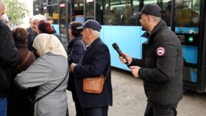 “Me lekët e kursyera nga aboneja do ble makinë”, pensionistët e gëzuar duke marrë abonetë falas