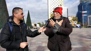 Greku israelit bën shqiponjën në mes të Tiranës / A do e votonit si Ministër të Jashtëm?!