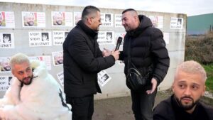 Në mbështetje të Gjestit / Qindra qytetarë mblidhen përpara Top Channel: Jam kundër Big Brother