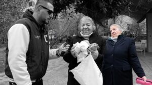 Më kanë vr*rë djalin, jam me dy qese ilaçe, polici i dr*guar futet në shtëpi dhe më kërkon lekë
