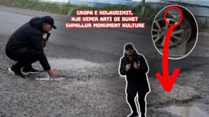 Gropa e “KOLAUDIMIT”, një vepër arti për në UNESCO, ku shqiptarët lënë gomat e makinës rrugëve