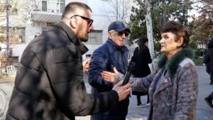 “Ku i gjeni kto komunista”,Tironcja kapet me qytetarin:Shqiptarët janë gënyer gjithmonë nga politika