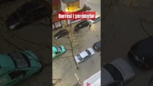 “Makinat e zhytura ne uje, qyteti i Durresit permbytet pas rreshjeve te shihut…Ja si eshte gjendja