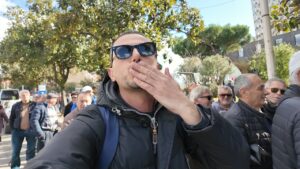 “Edi Rama është më i miri”, qindra pensionistë me orë të tëra në rradhë i gëzohen abonesë falas
