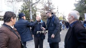 Pensionisti “q*llon” me shpullë bashkëmoshatarin për Enver Hoxhën: Më ka pirë gj*kun e babait