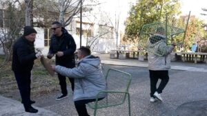 “L*ftë për karrigen”, qytetarët kapen me njëri-tjetrin: Kështu jemi ne shqiptarët, duam vetëm sh*rre