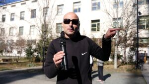 Donzhuani “rrëmben” mikrofonin e gazetarit dhe tregon takimin e tij intim me ambasadoren franceze