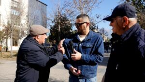 “Vetëm pl*mbi i rrëzon këta”, pensionisti kap për xhakete gazetarin: Duhet revolucion popullor…