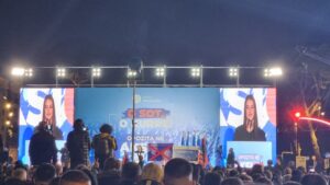 * LIVE NGA PRITESTA OPOZITES, SHQIPTARET BASHKE ME TURISTET E HUAJ PERPARA KRYEMINISTRISE
