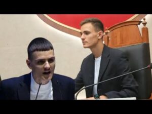 “Jemi petalet më të bukura të PS”, reagon Dasho Veizaj pas shpërthimit të rrjetit në meme
